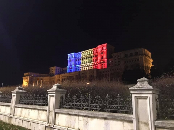 Mesaj de 1 iunie adresat decidenților politici - asigurați viitorul copiilor, nu mai puneți poze cu voi pe Facebook
