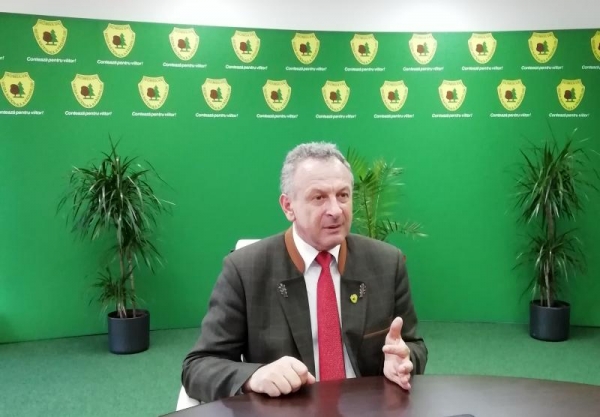 În cutuma românească, pădurarul este văzut în uniformă și cu arma în spate (Mihăilescu, Romsilva)