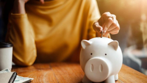 Românii economisesc din nou. Metoda preferată – banii cash
