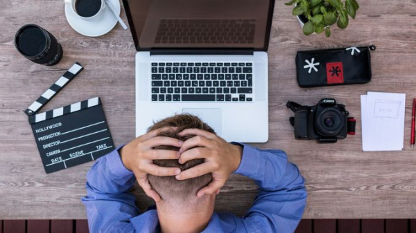 Îngrijorările financiare influențează planurile personale și de carieră ale românilor