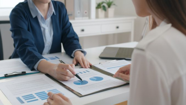 Scade iar Indicatorul de Încredere Macroeconomică, iar euro se întărește semnificativ