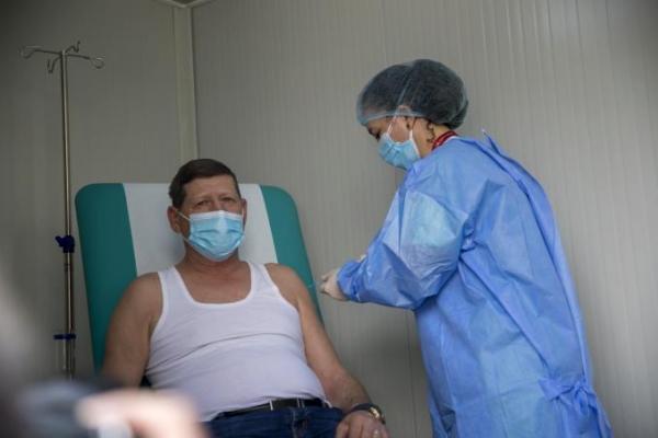 VIDEO - Start la vaccinarea populației în Centrul mobil MApN, aflat în comuna Afumați. Ce-a făcut președintele Iohannis cu ocazia vizitei la unitate