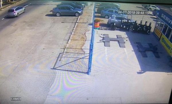 „Polițist (2) (ton ironic): Aaa, nu știi nici asta! Bine, așteptați acum... așteptați acolo, va veni acum echipajul în două-trei minute”