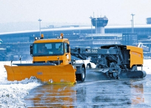 Trei autospeciale destinate curățeniei și întreținerii au intrat în dotarea aeroportului Henri Coandă și Băneasa