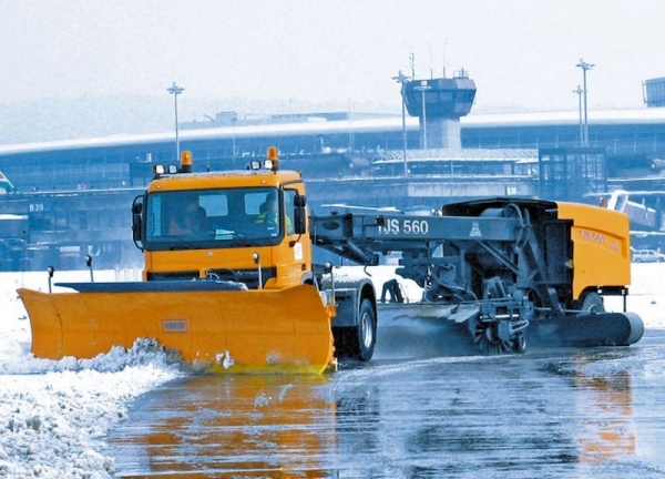 Trei autospeciale destinate curățeniei și întreținerii au intrat în dotarea aeroportului Henri Coandă și Băneasa