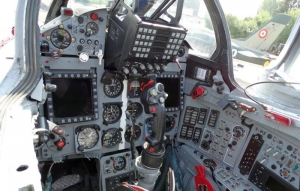 Evoluția piloților militari la BIAS 2016 înseamnă peste 300 de ore de antrenament. Iată și „spațiul” în care îți petreci o zi de muncă la bordul unei aeronave militare (foto)